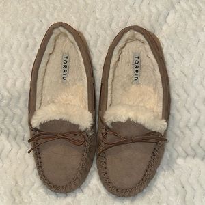 Size 10W Torrid Women’s faux fur-lined Taupe Slippers (Like New!)